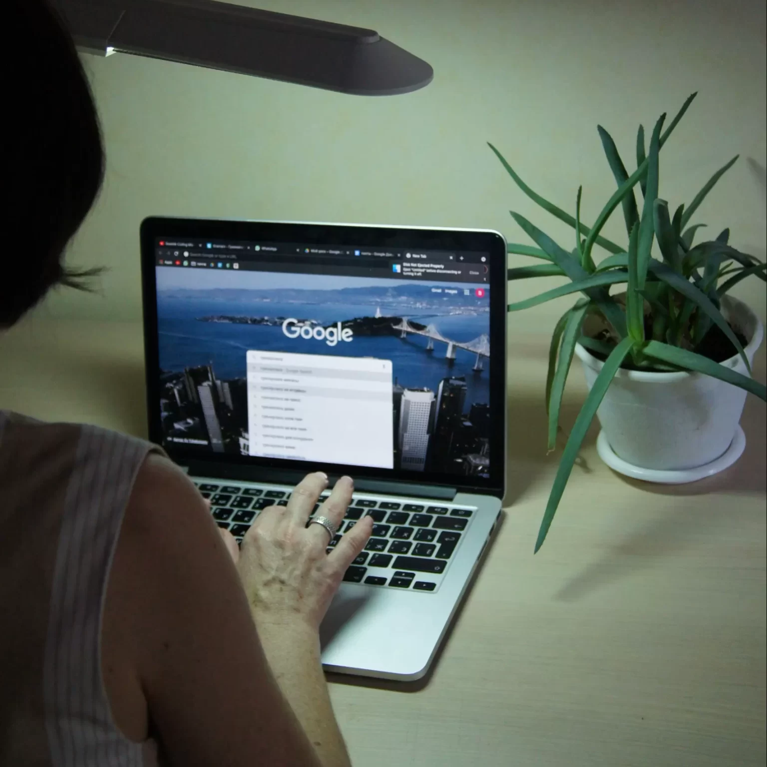 donna che scrive su laptop