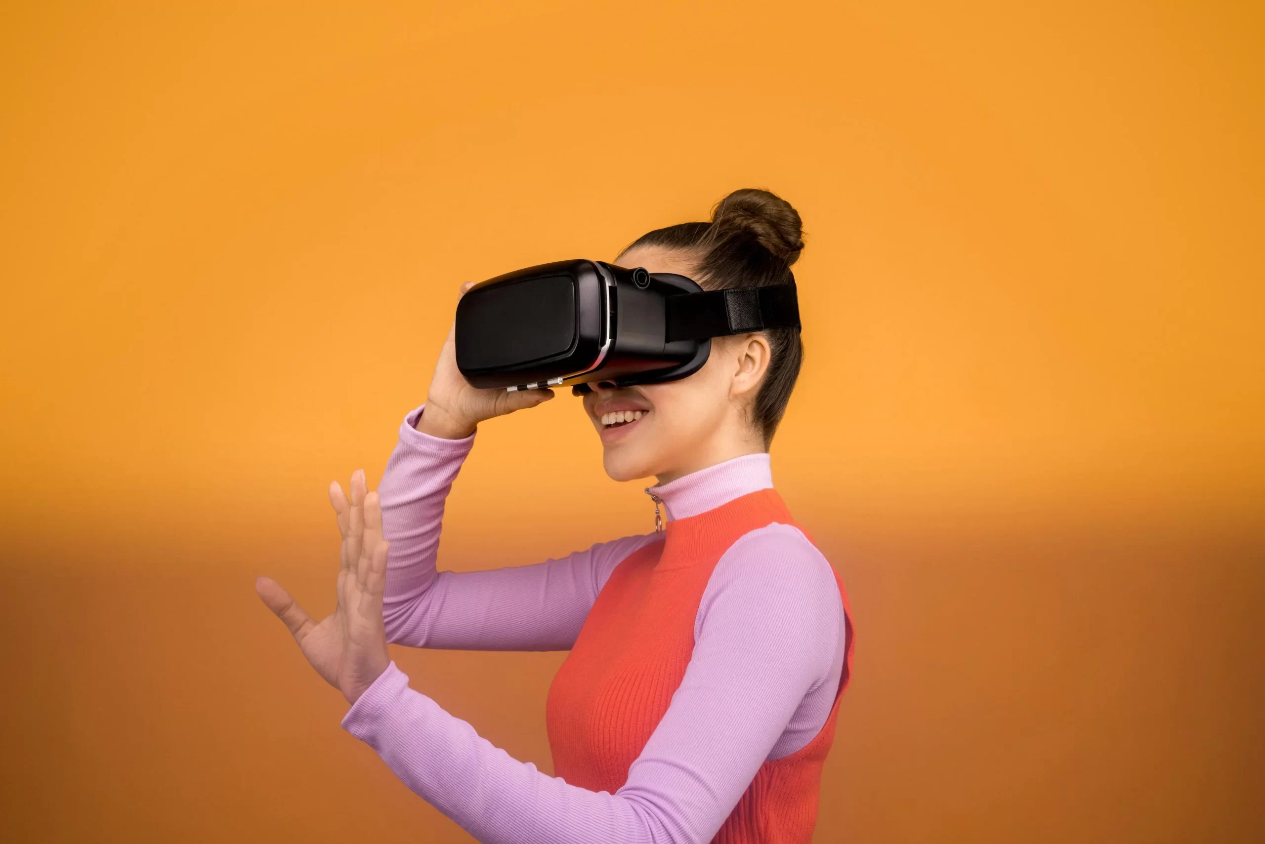 donna con visore realtà virtuale