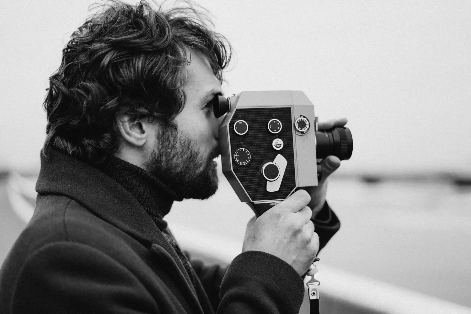 uomo con macchina fotografica