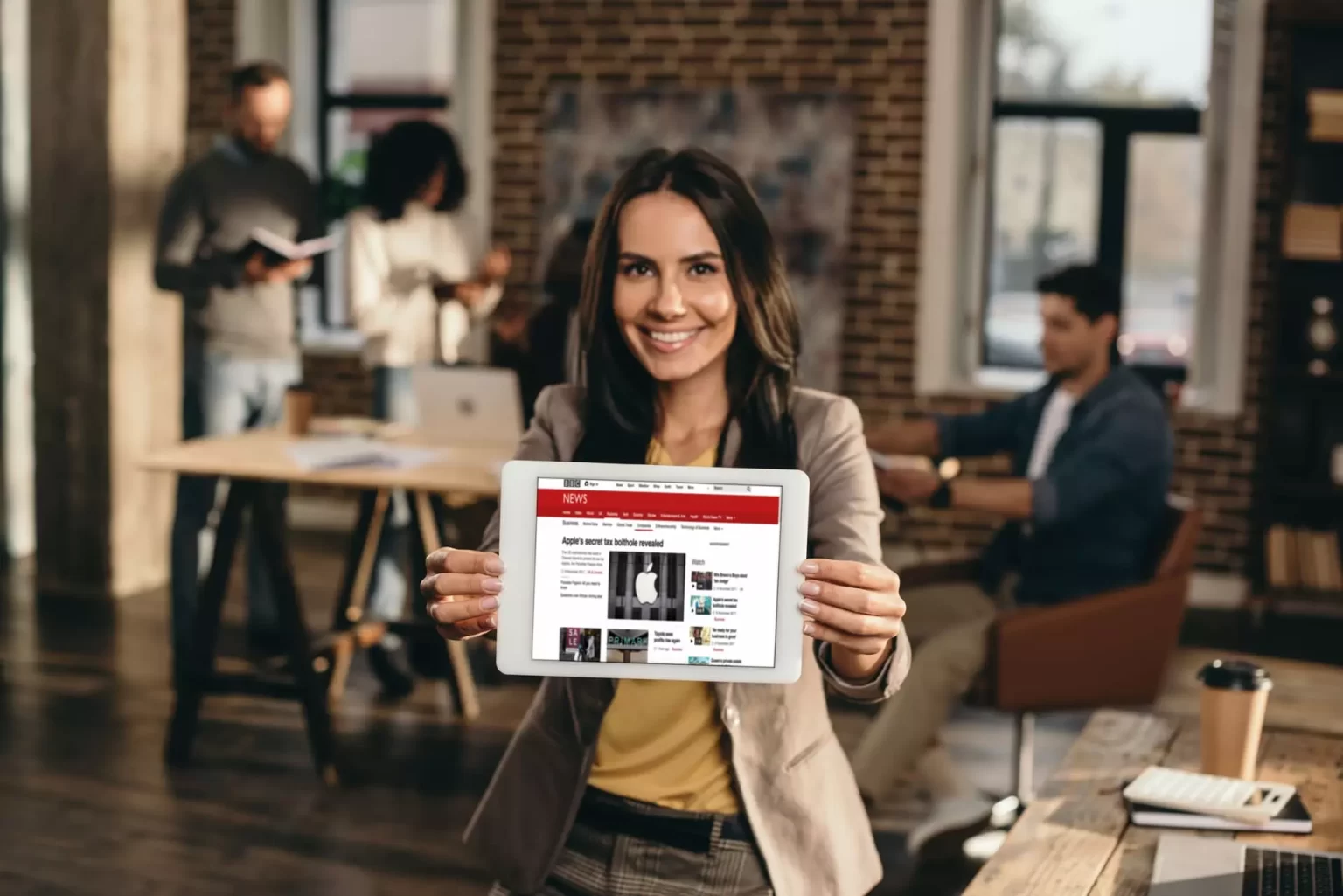 donna che mostra tablet