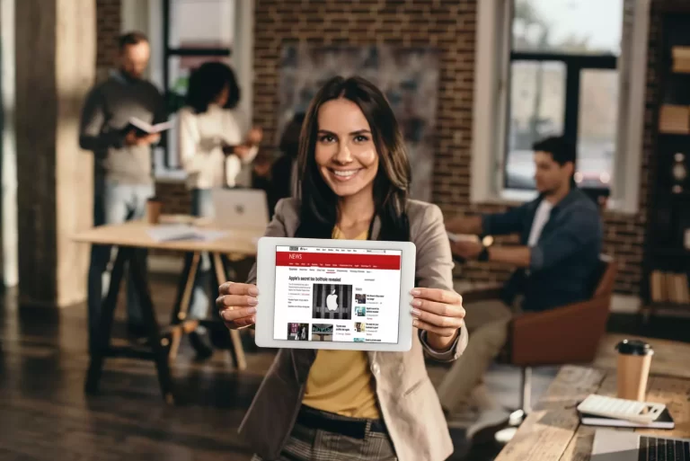 donna che mostra tablet