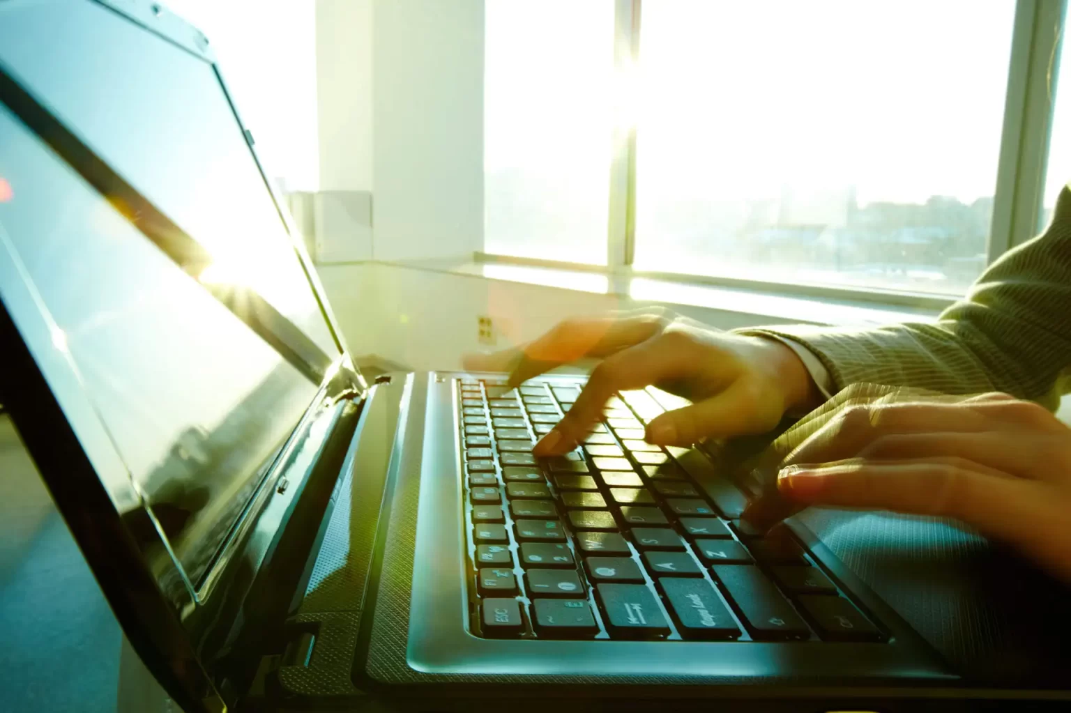 persona che scrive su tastiera laptop