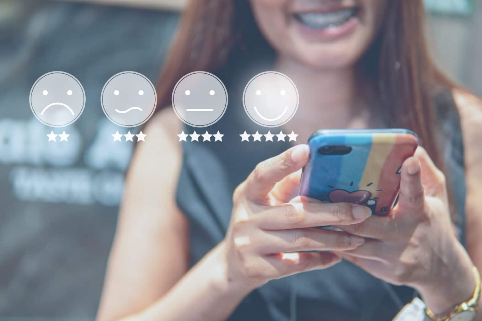 cliente che lascia una recensione a 5 stelle con lo smartphone