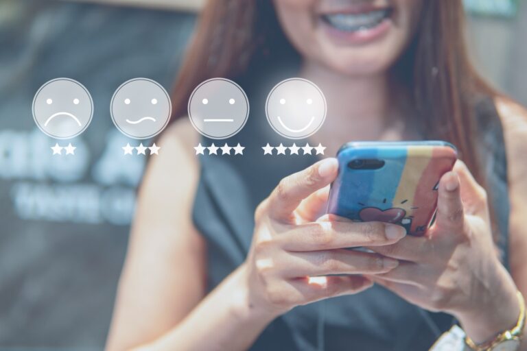cliente che lascia una recensione a 5 stelle con lo smartphone
